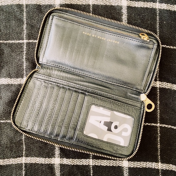 Marc by Marc Jacobs Classic Q Vertical Zip Wallet - Picture 2 of 5